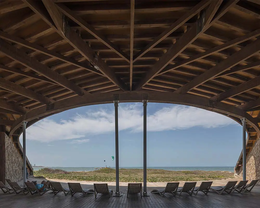 Un pabellón costero que convierte el paisaje del caribe colombiano en parte de la arquitectura