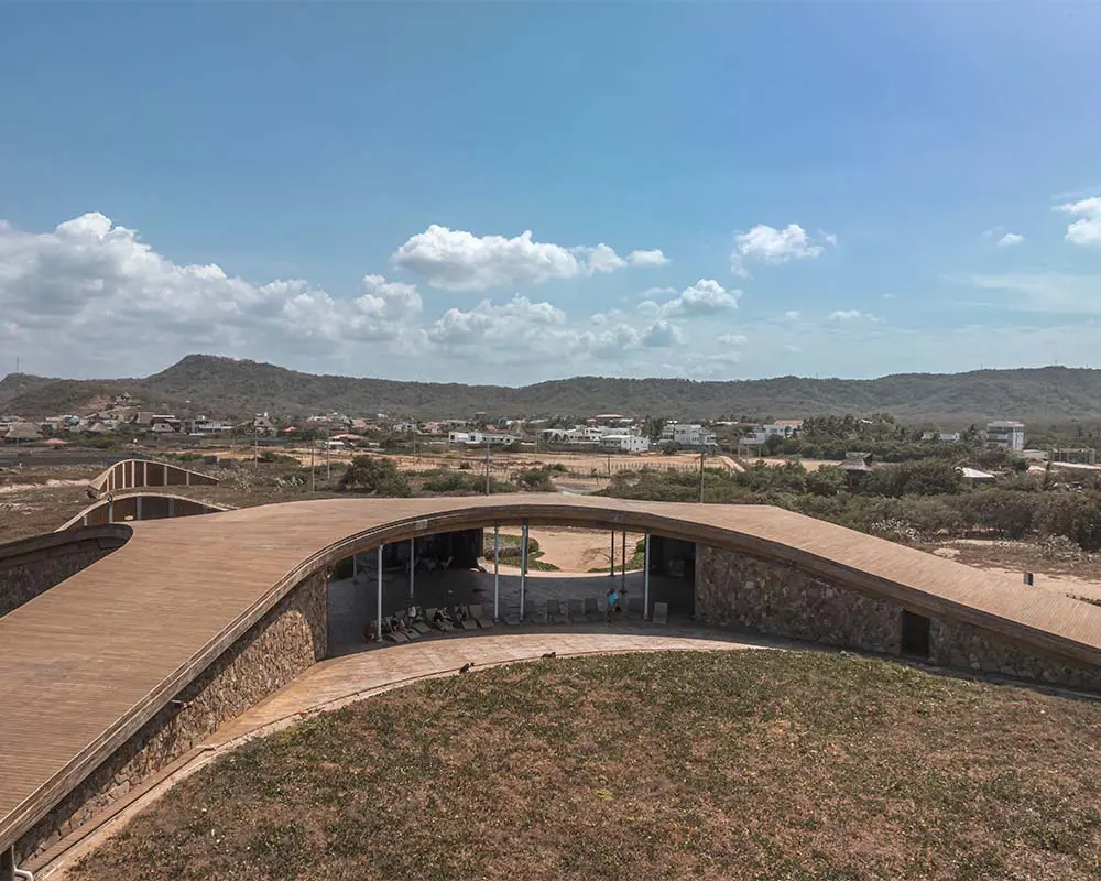 Un pabellón costero que convierte el paisaje del caribe colombiano en parte de la arquitectura