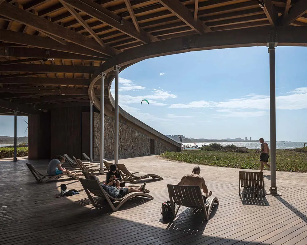 Un pabellón costero que convierte el paisaje del caribe colombiano en parte de la arquitectura