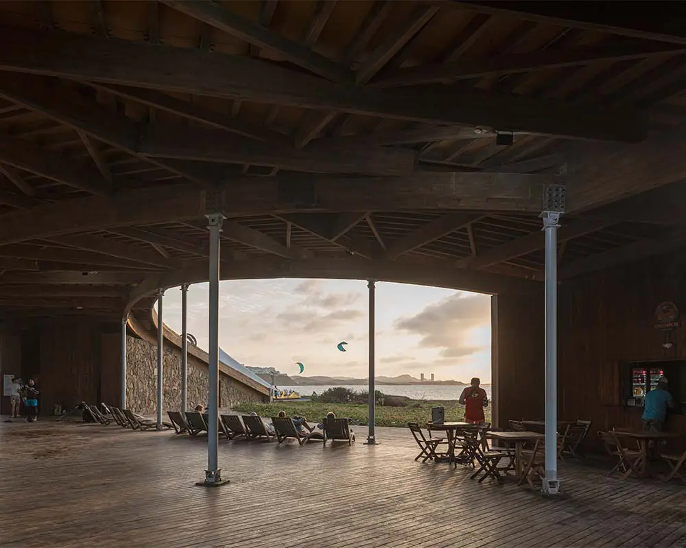 Un pabellón costero que convierte el paisaje del caribe colombiano en parte de la arquitectura