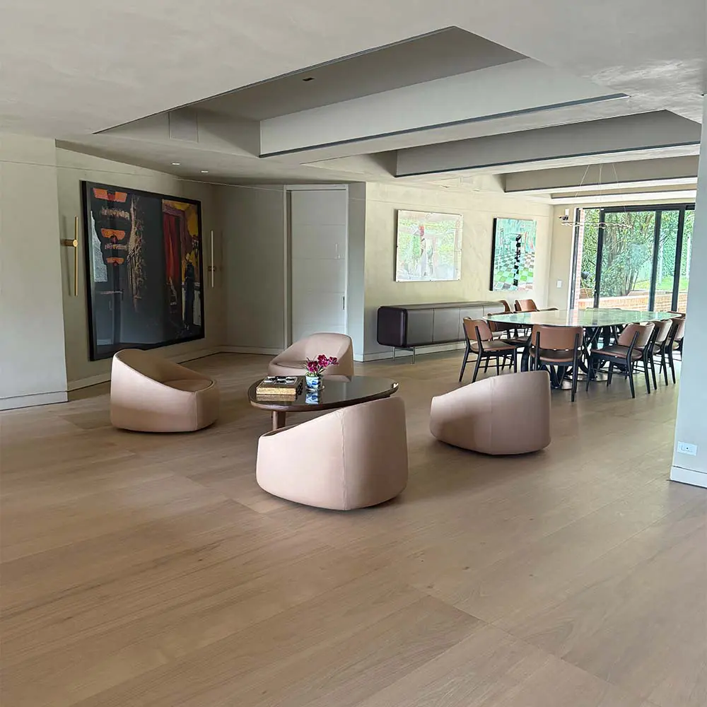 El piso de este apartamento implicó revisar miles de metros cuadrados de roble europeo El piso de este apartamento implicó revisar miles de metros cuadrados de roble europeo