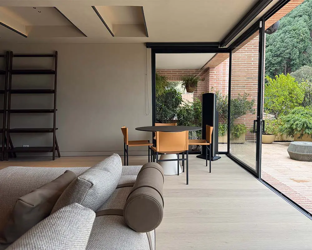 El piso de este apartamento implicó revisar miles de metros cuadrados de roble europeo El piso de este apartamento implicó revisar miles de metros cuadrados de roble europeo