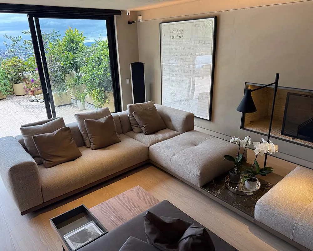 El piso de este apartamento implicó revisar miles de metros cuadrados de roble europeo El piso de este apartamento implicó revisar miles de metros cuadrados de roble europeo