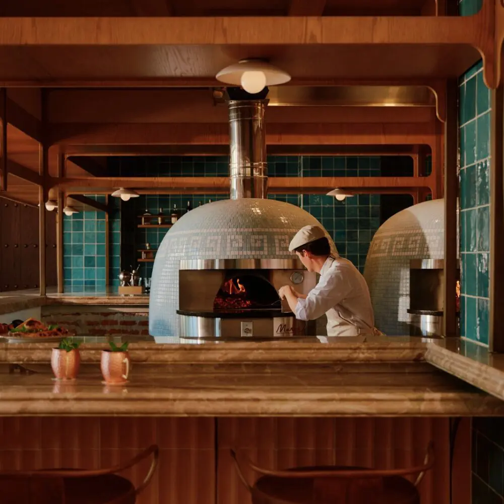 Pizzería della chiesa trae un aire mediterráneo al centro histórico de cartagena La propuesta gastronómica de la pizzería della chiesa gira entorno a la pizza napolitana tradicional.
