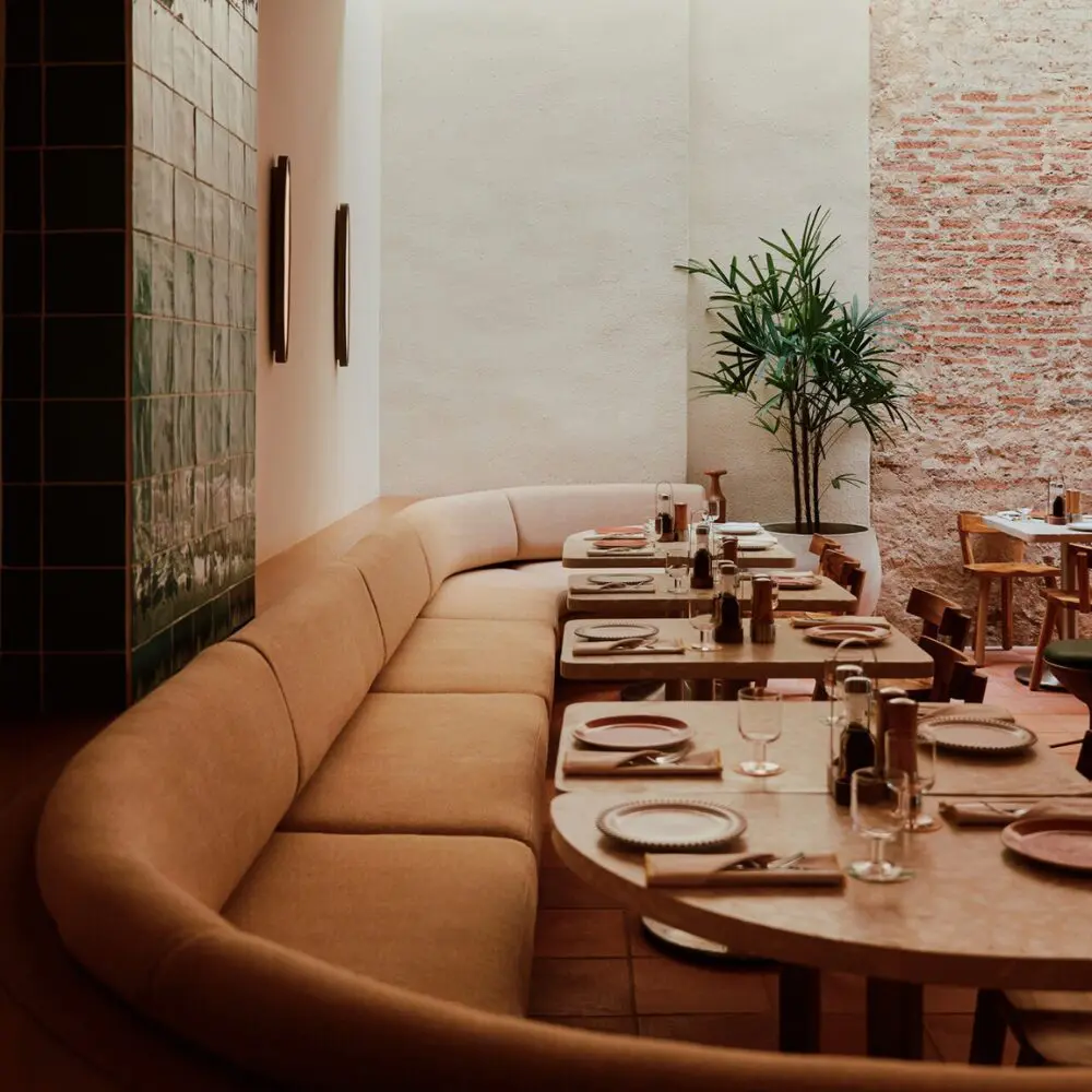 Pizzería della chiesa trae un aire mediterráneo al centro histórico de cartagena El restaurante incluye espacios que invitan a compartir en un ambiente relajado e informal.