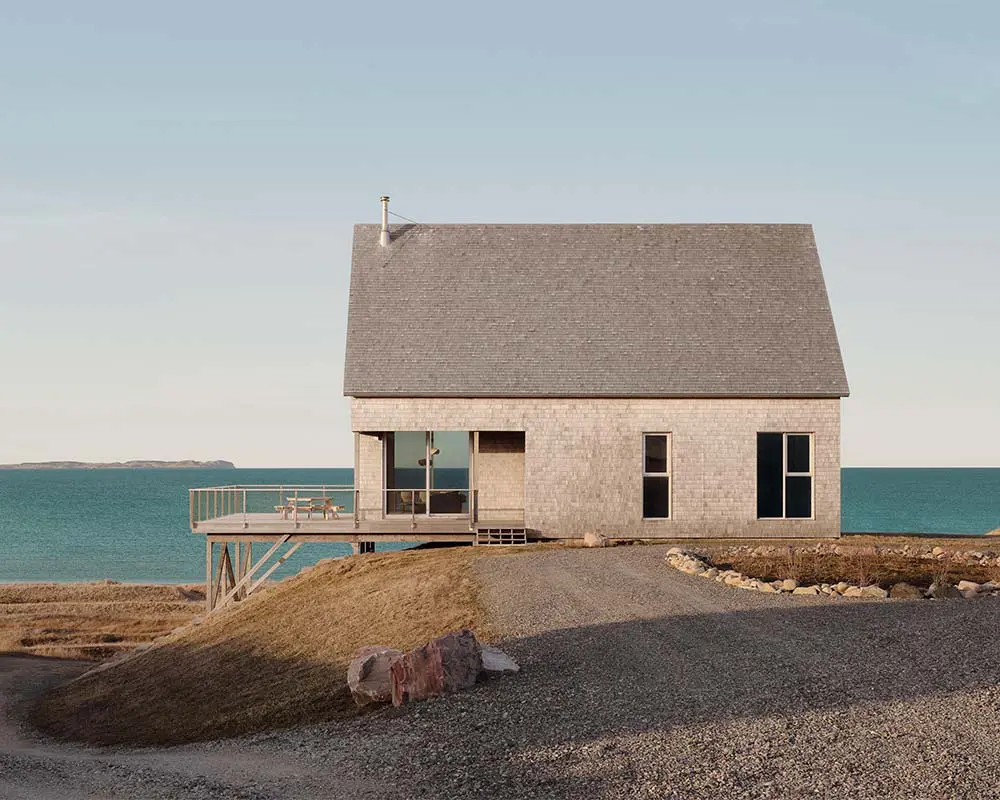 Una solitaria vivienda diseñada para convivir con las dunas y el océano Atlántico