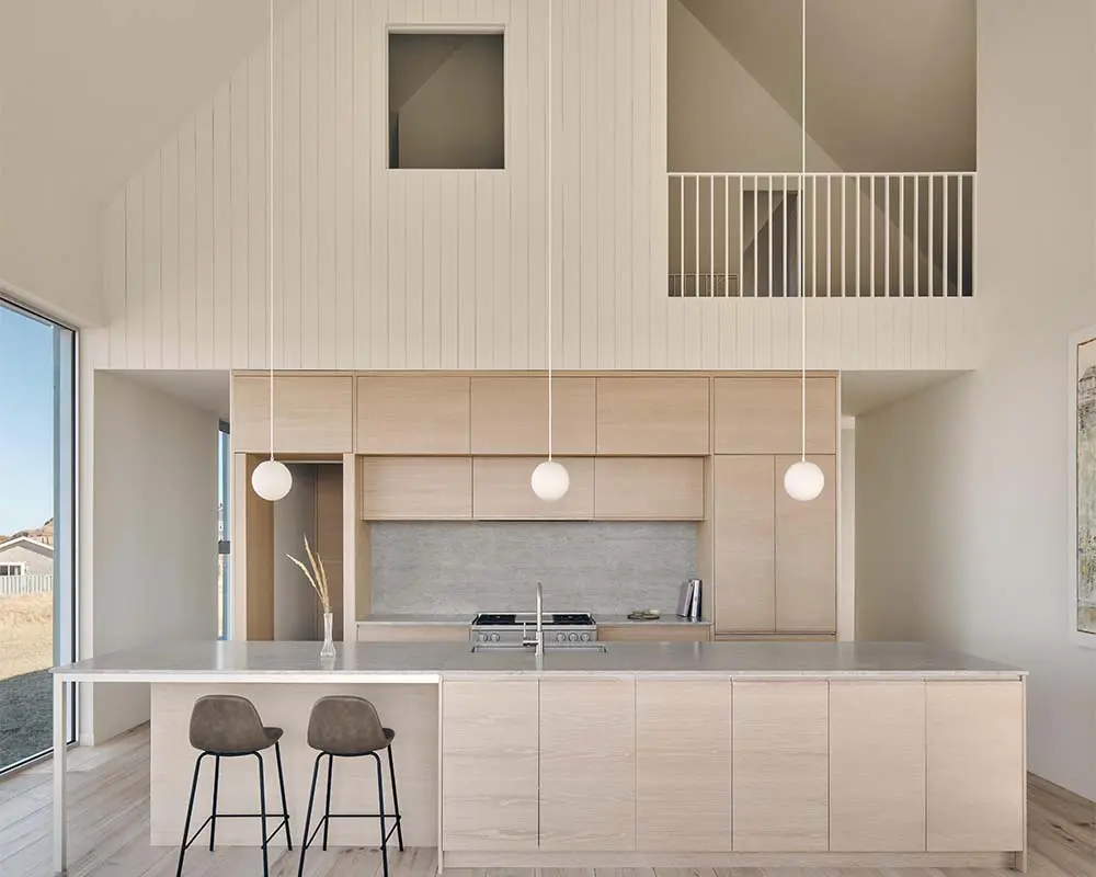 Una solitaria vivienda diseñada para convivir con las dunas y el océano Atlántico