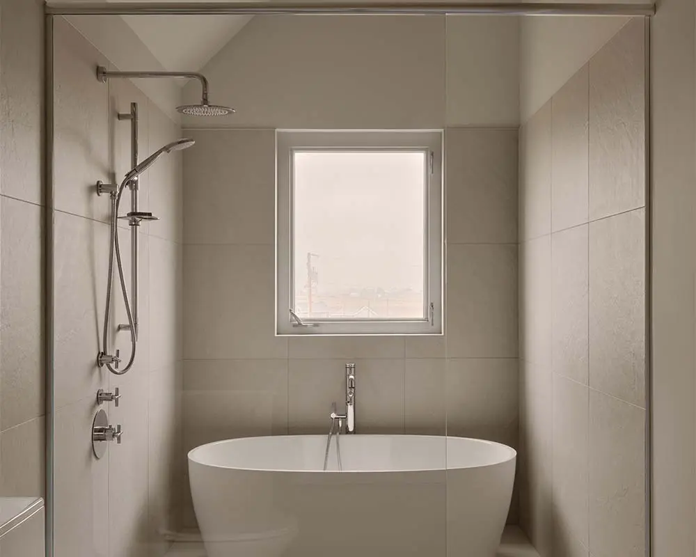 Una solitaria vivienda diseñada para convivir con las dunas y el océano Atlántico
