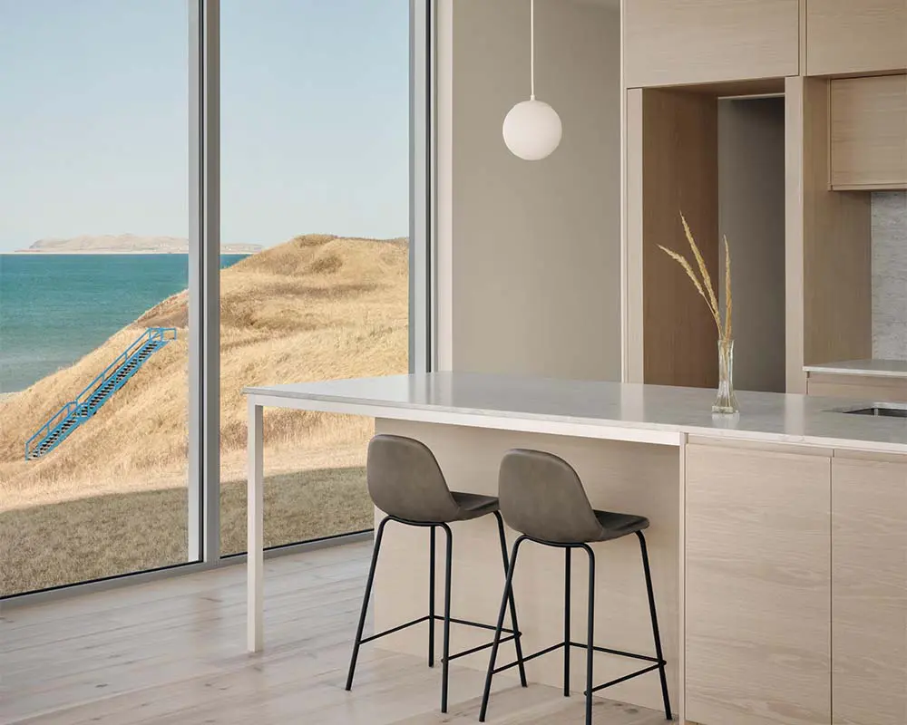 Una solitaria vivienda diseñada para convivir con las dunas y el océano Atlántico