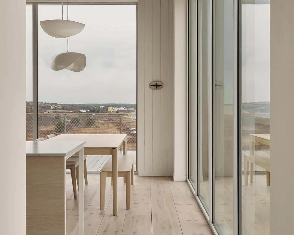 Una solitaria vivienda diseñada para convivir con las dunas y el océano Atlántico