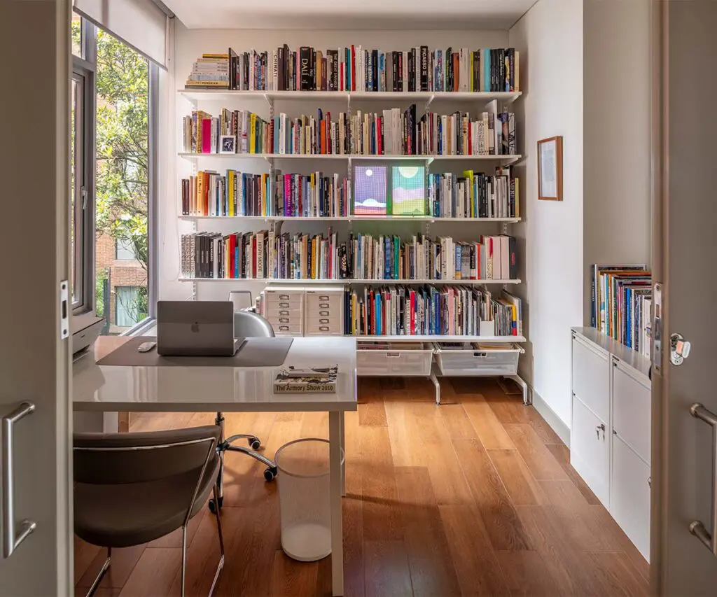 Un apartamento en bogotá donde el arte y los objetos cuentan la historia de quienes lo habitan