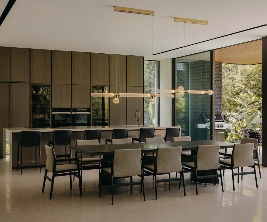 Una casa colombiana en el trópico asiático: arquitectura guiada por el clima, la luz y el paisaje