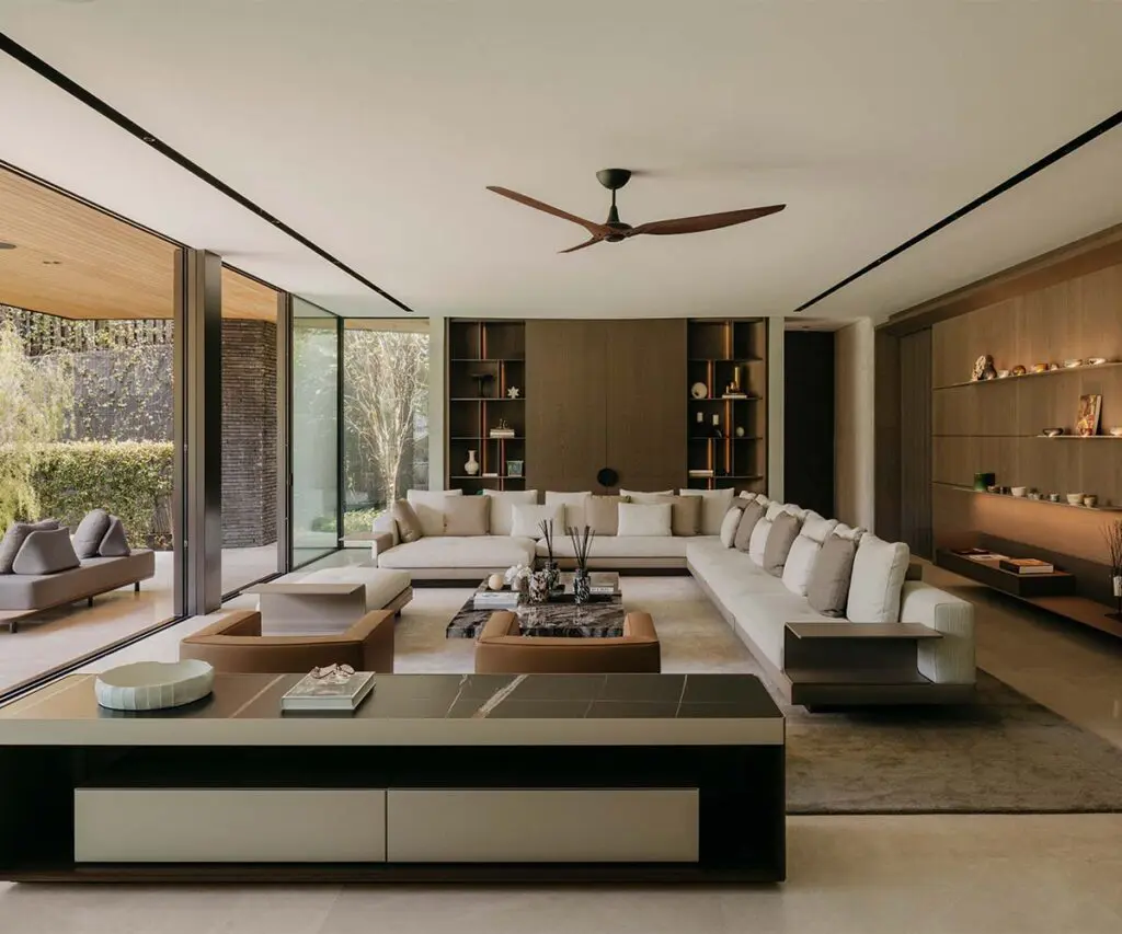 Una casa colombiana en el trópico asiático: arquitectura guiada por el clima, la luz y el paisaje