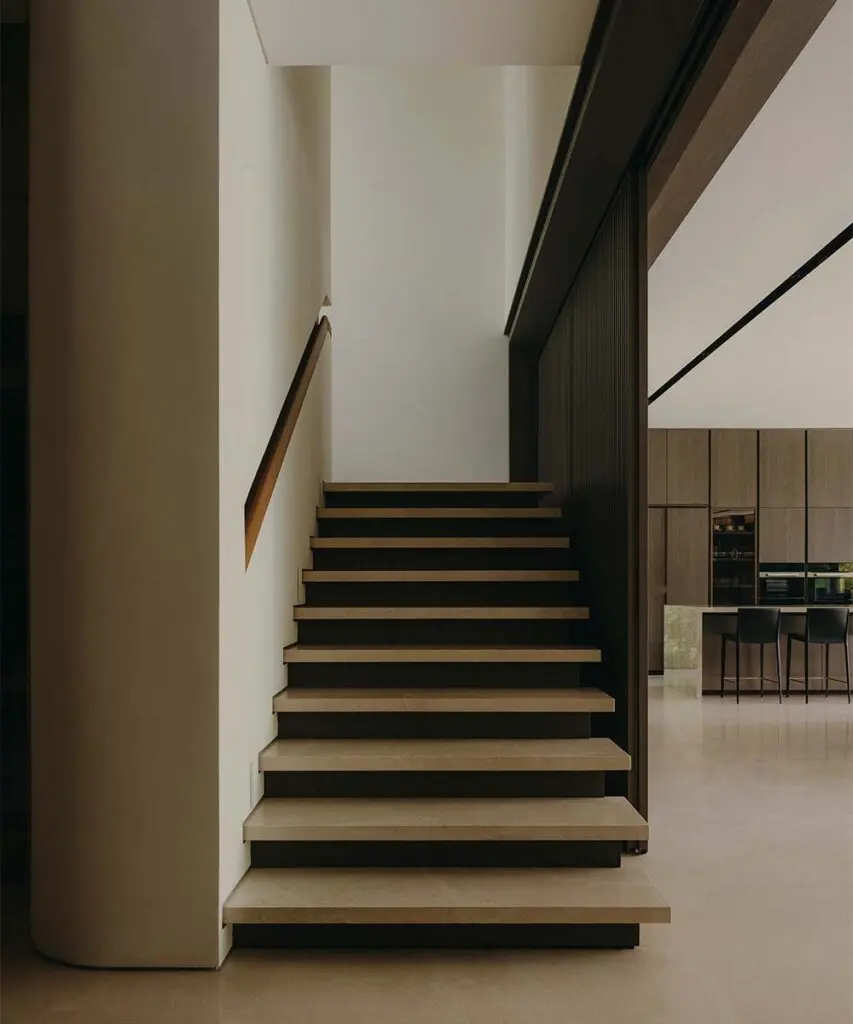 Una casa colombiana en el trópico asiático: arquitectura guiada por el clima, la luz y el paisaje