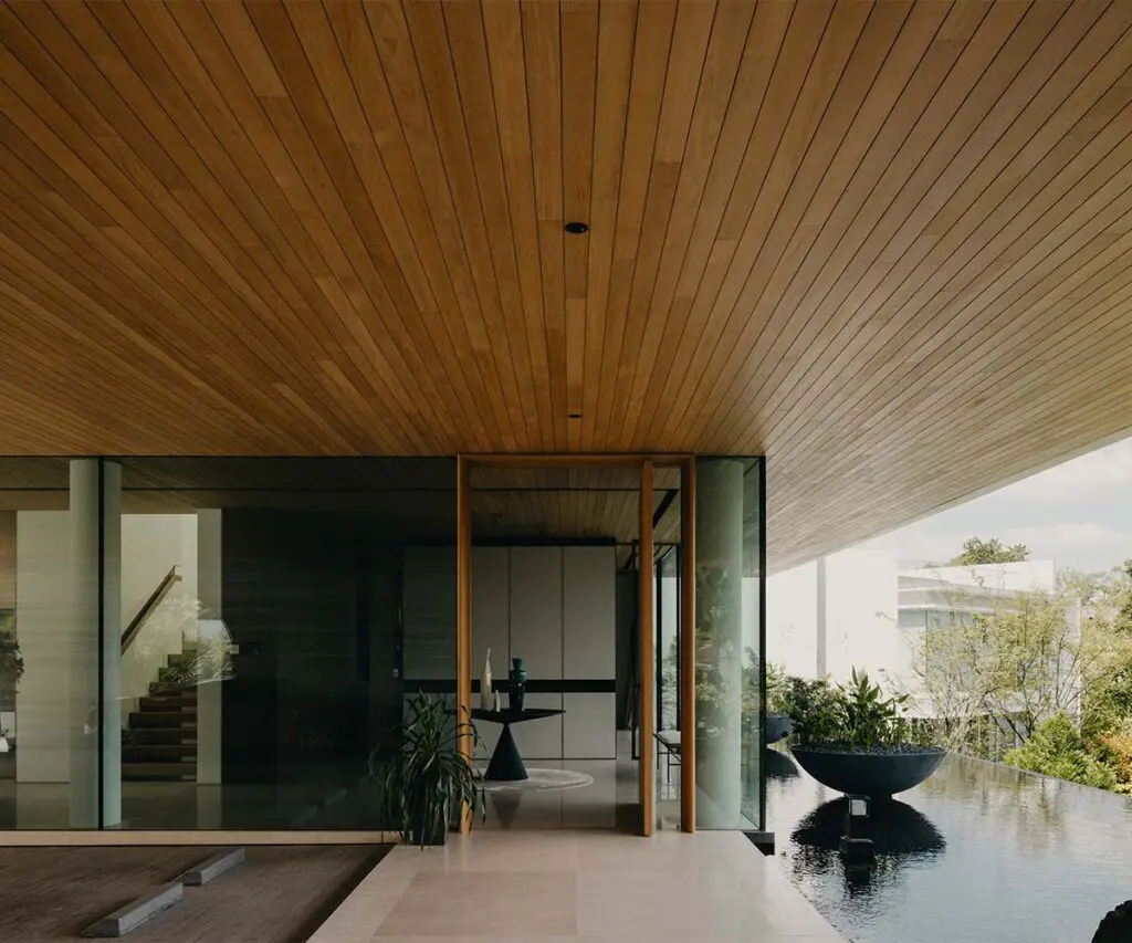 Una casa colombiana en el trópico asiático: arquitectura guiada por el clima, la luz y el paisaje