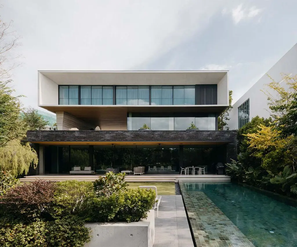 Una casa colombiana en el trópico asiático: arquitectura guiada por el clima, la luz y el paisaje