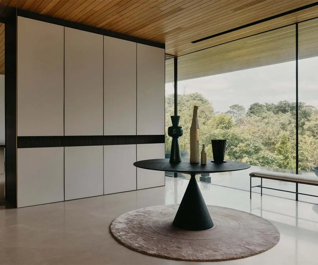 Una casa colombiana en el trópico asiático: arquitectura guiada por el clima, la luz y el paisaje