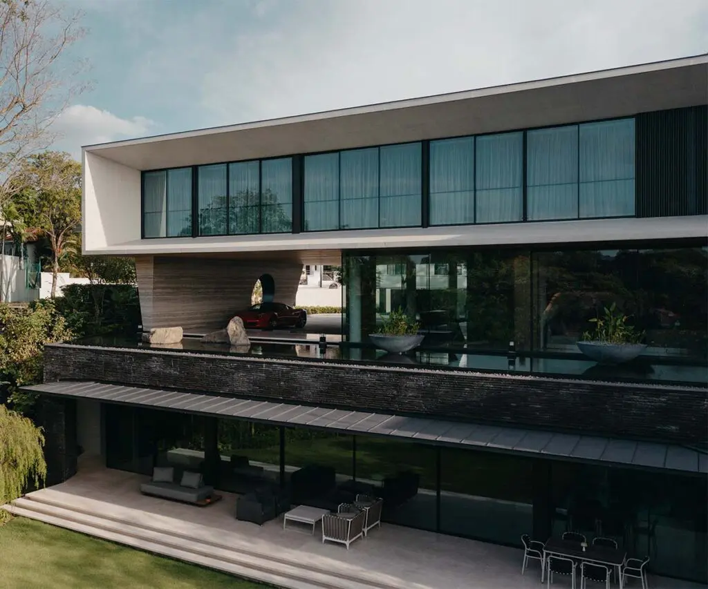 Una casa colombiana en el trópico asiático: arquitectura guiada por el clima, la luz y el paisaje