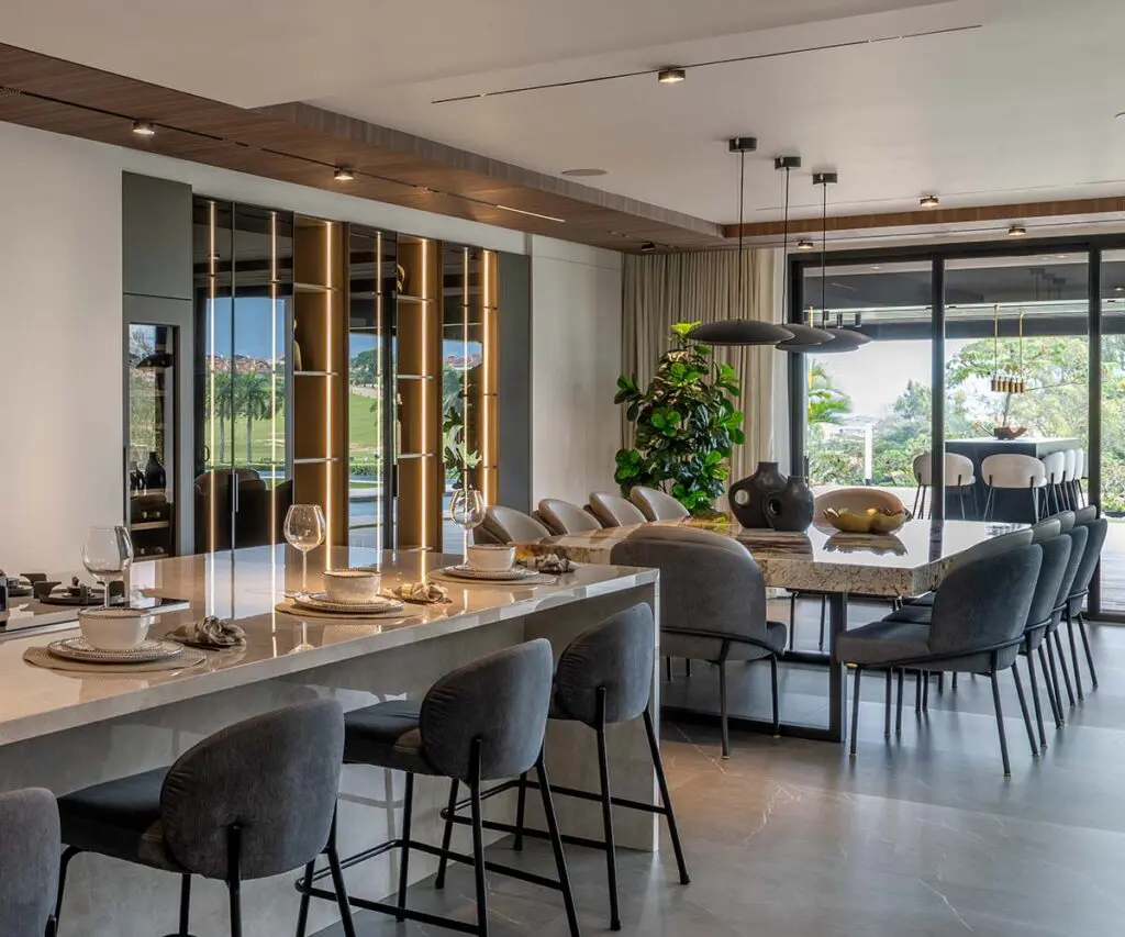 Una isla de piedra en el centro de la casa: la cocina como un ritual familiar para preparar alimentos
