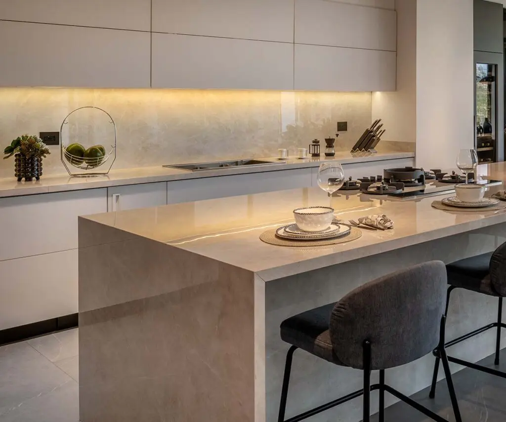 Una isla de piedra en el centro de la casa: la cocina como un ritual familiar para preparar alimentos