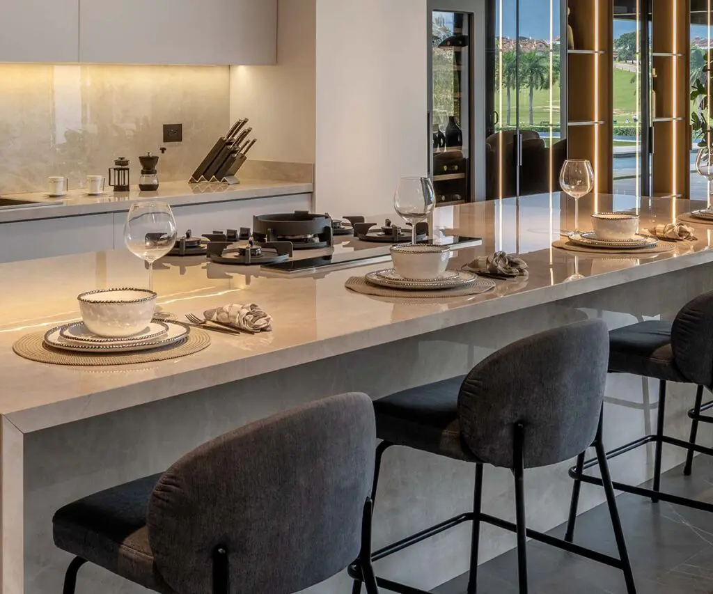 Una isla de piedra en el centro de la casa: la cocina como un ritual familiar para preparar alimentos