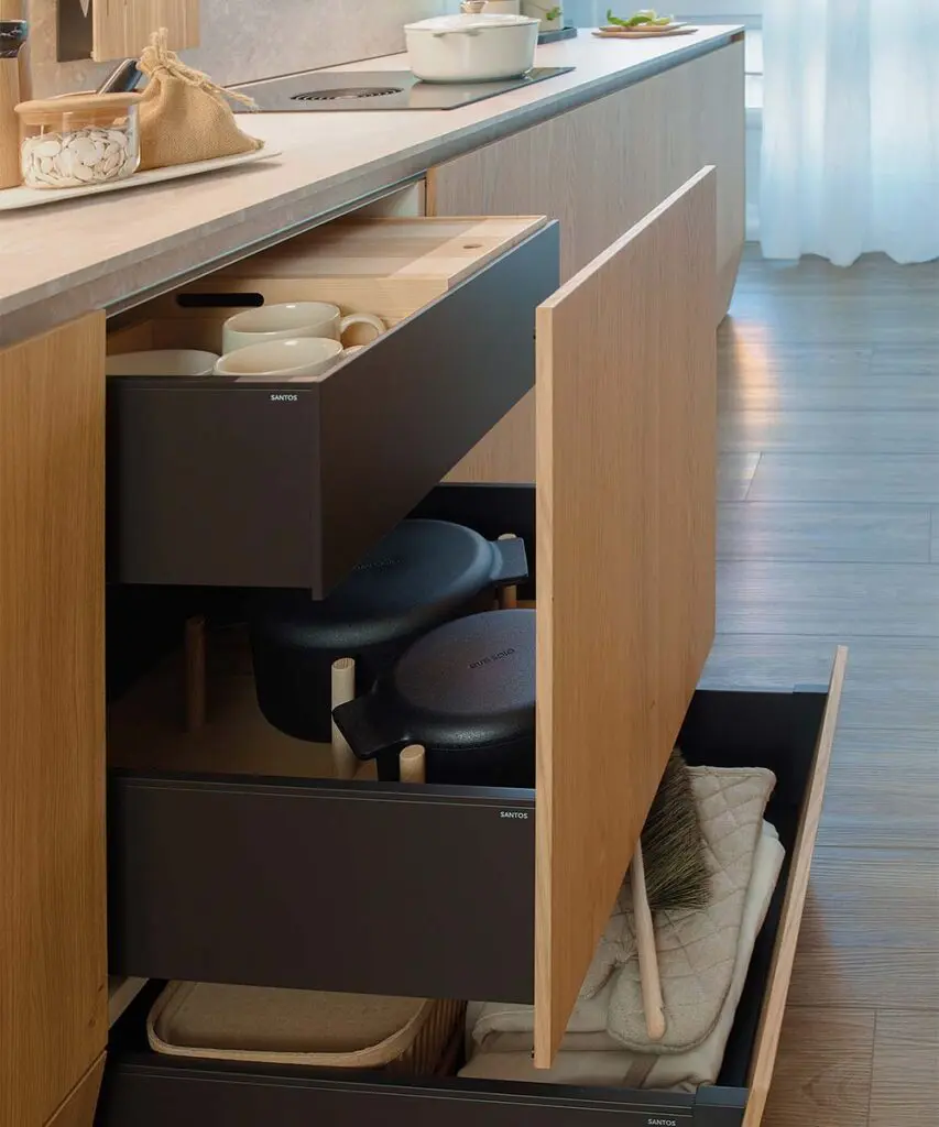 Una cocina abierta a la vida social: almacenamiento y diseño se encuentran en este apartamento