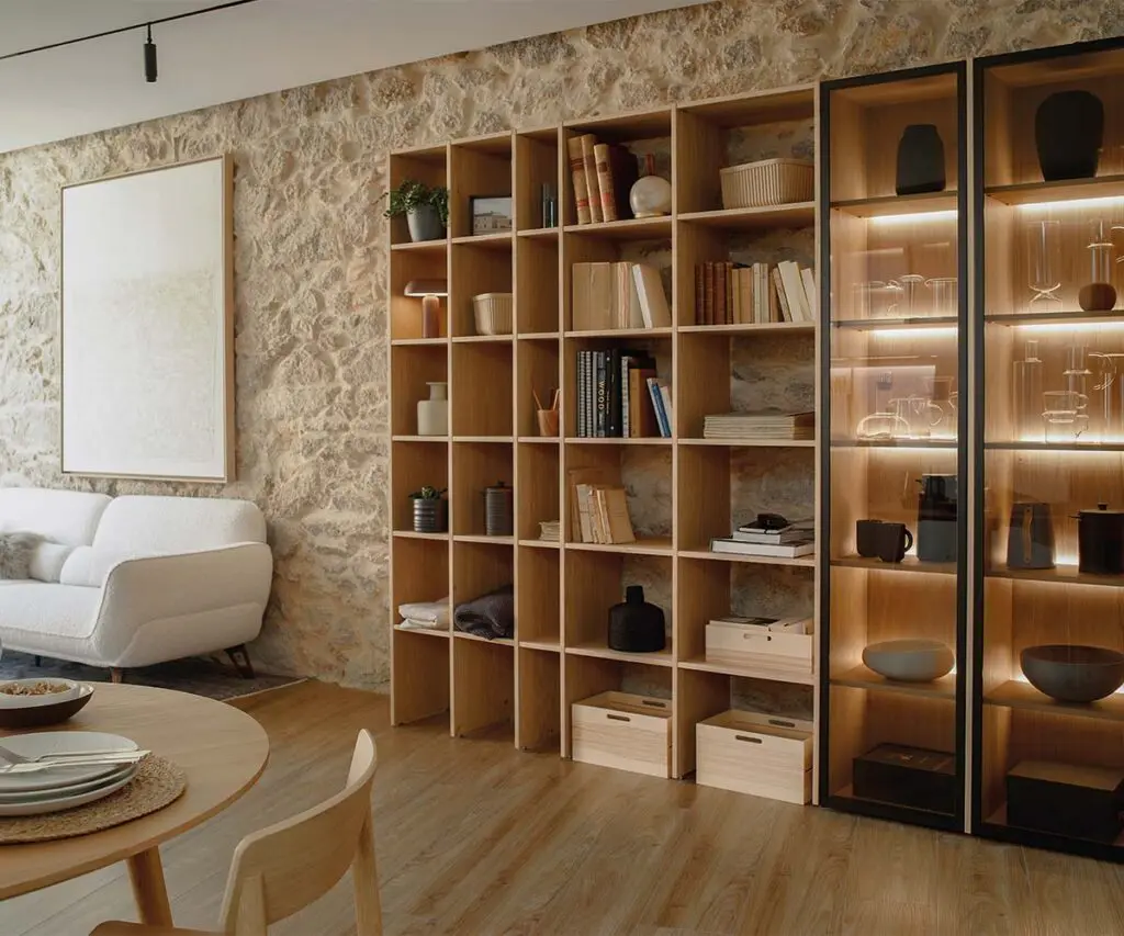 Una cocina abierta a la vida social: almacenamiento y diseño se encuentran en este apartamento