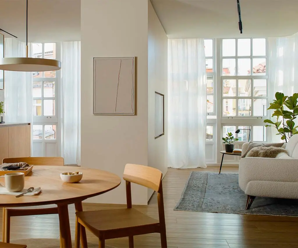 Una cocina abierta a la vida social: almacenamiento y diseño se encuentran en este apartamento