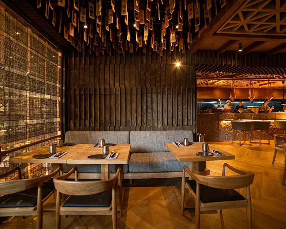 Los detalles japoneses que definen el interior del diseño del restaurante dondoh