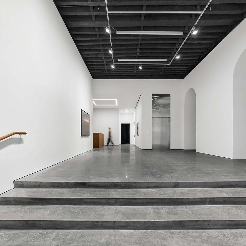 Conozca cómo se transformó un edificio industrial de nueva york en una sede para el arte Conozca cómo se transformó un edificio industrial de nueva york en una sede para el arte