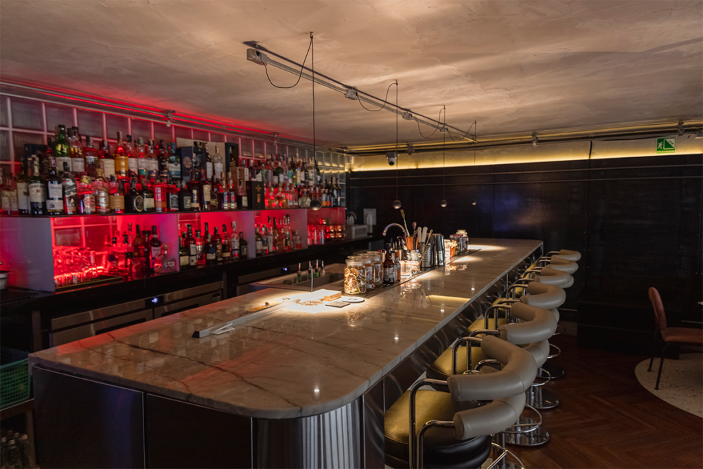 Del olvido a la música: un edificio en bogotá encuentra una nueva vida como bar de jazz Restaurante bar fantasma, diseño, bogotá