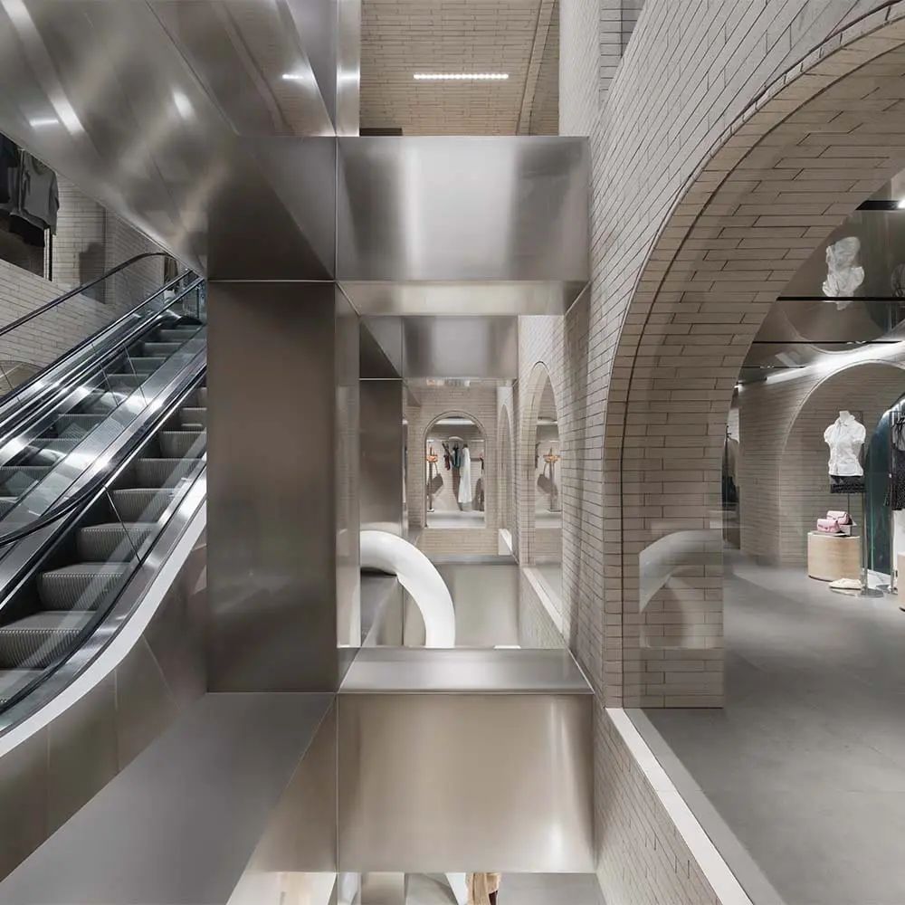 Así es como se convirtió la fachada del edificio urban revivo en una gran vitrina