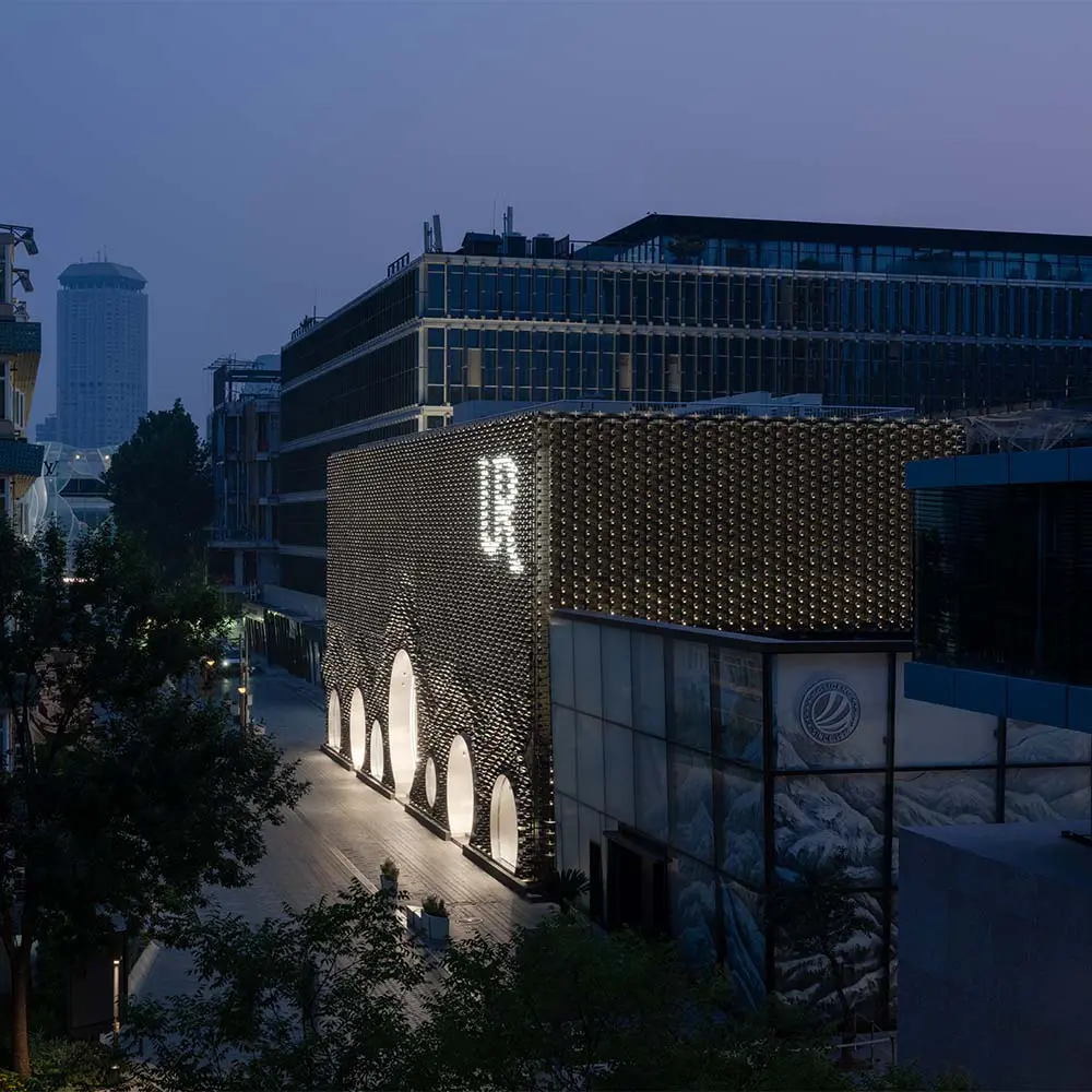 Así es como se convirtió la fachada del edificio urban revivo en una gran vitrina