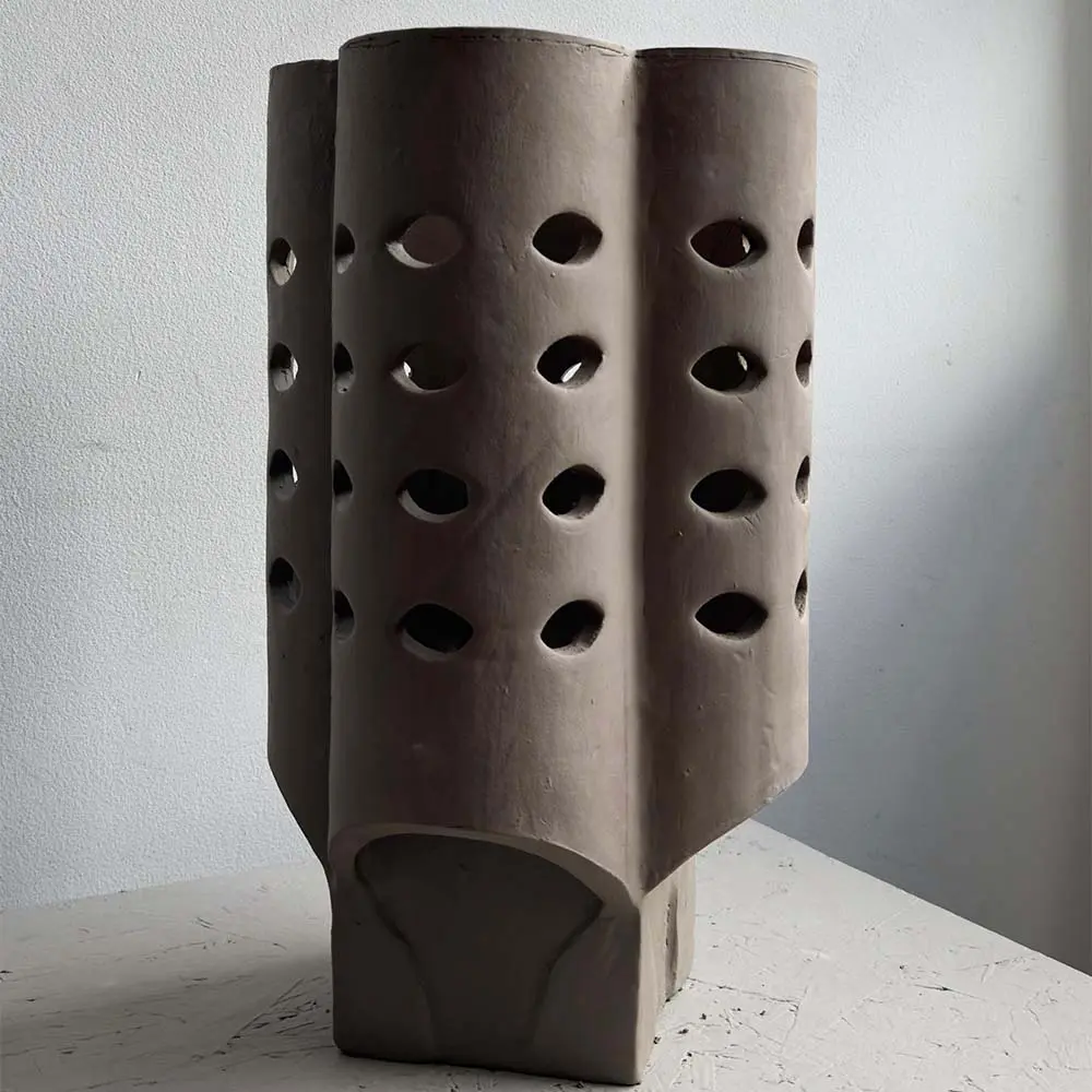 Una colección de luminarias en cerámica donde la luz es el material principal Una colección de luminarias en cerámica donde la luz es el material principal