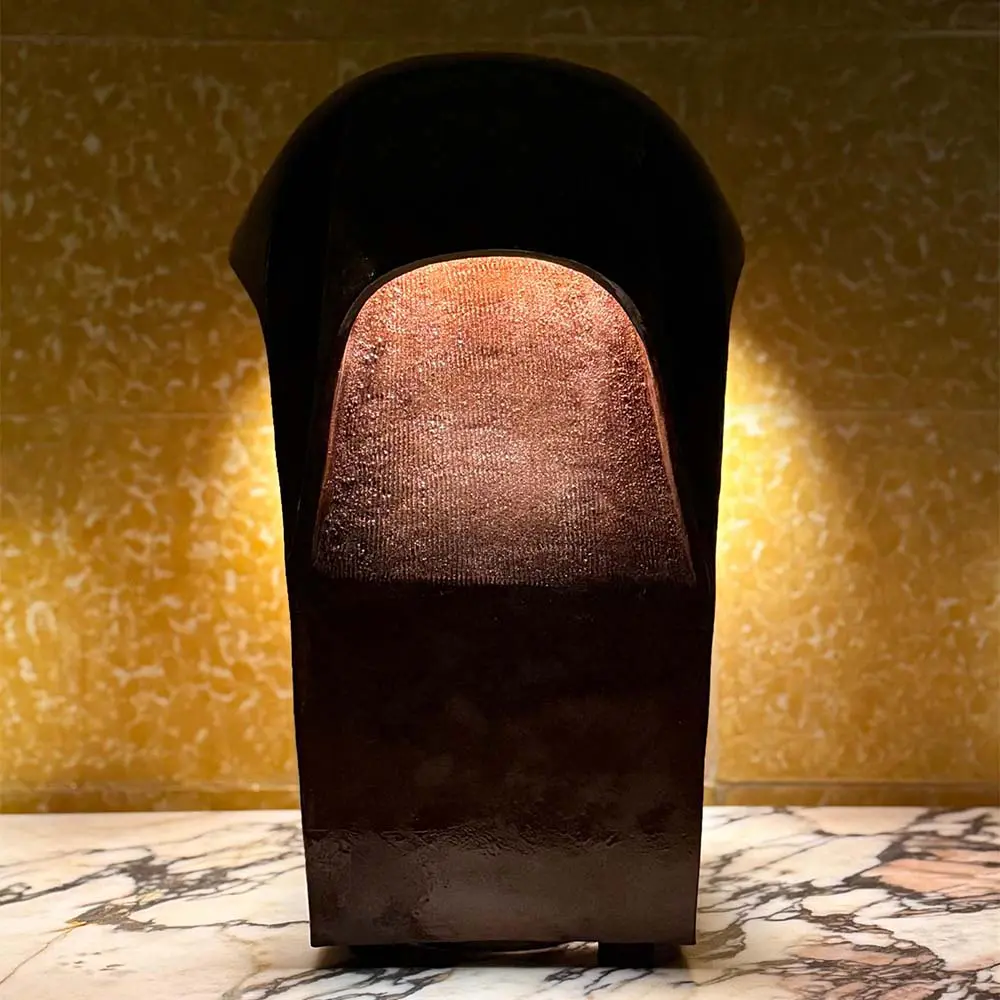 Una colección de luminarias en cerámica donde la luz es el material principal Una colección de luminarias en cerámica donde la luz es el material principal
