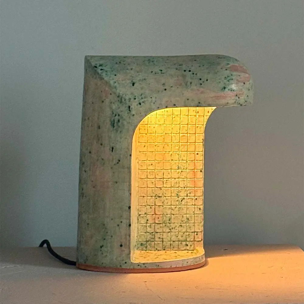 Una colección de luminarias en cerámica donde la luz es el material principal Una colección de luminarias en cerámica donde la luz es el material principal