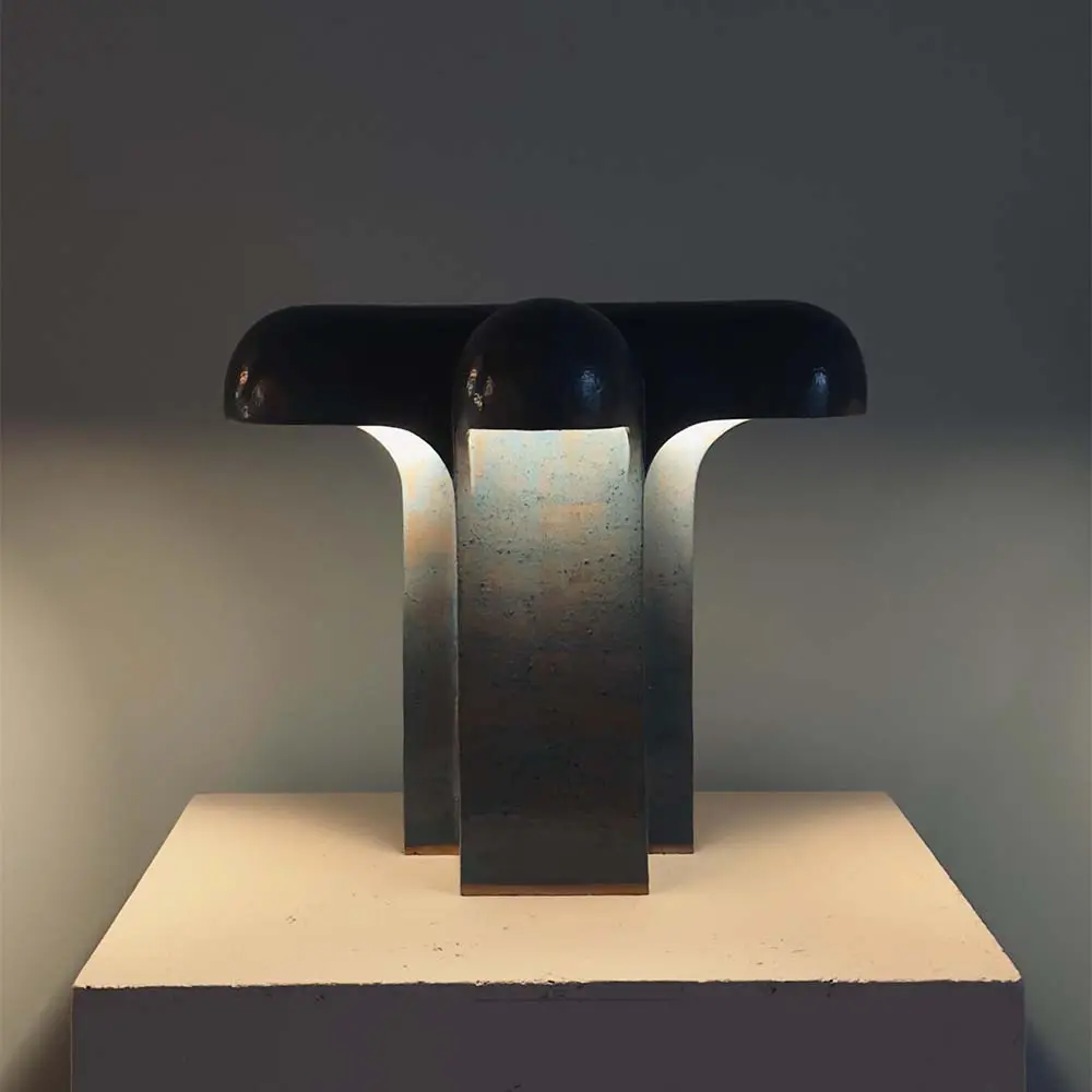 Una colección de luminarias en cerámica donde la luz es el material principal Una colección de luminarias en cerámica donde la luz es el material principal