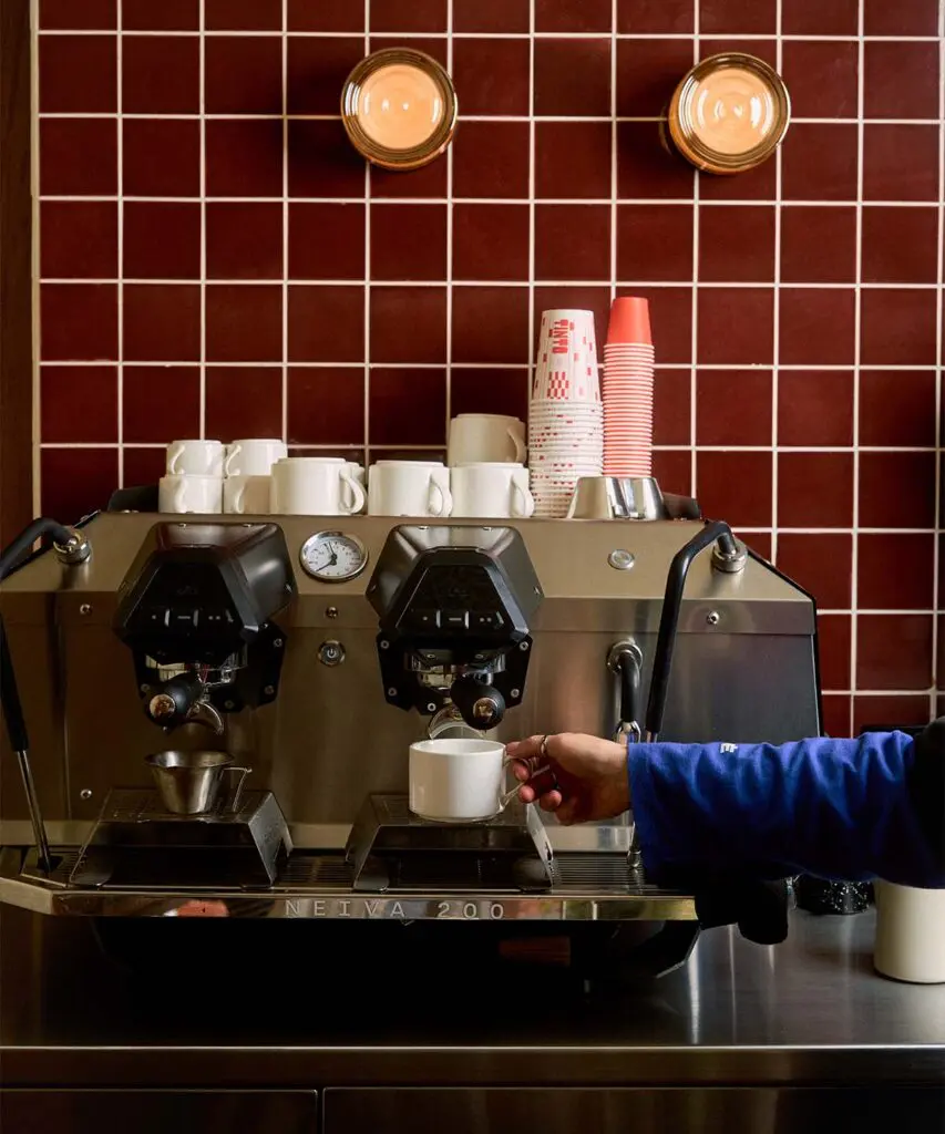 Un café en bogotá que transforma un pequeño local de chapinero alto en una experiencia cotidiana Un café en bogotá que transforma un pequeño local de chapinero alto en una experiencia cotidiana