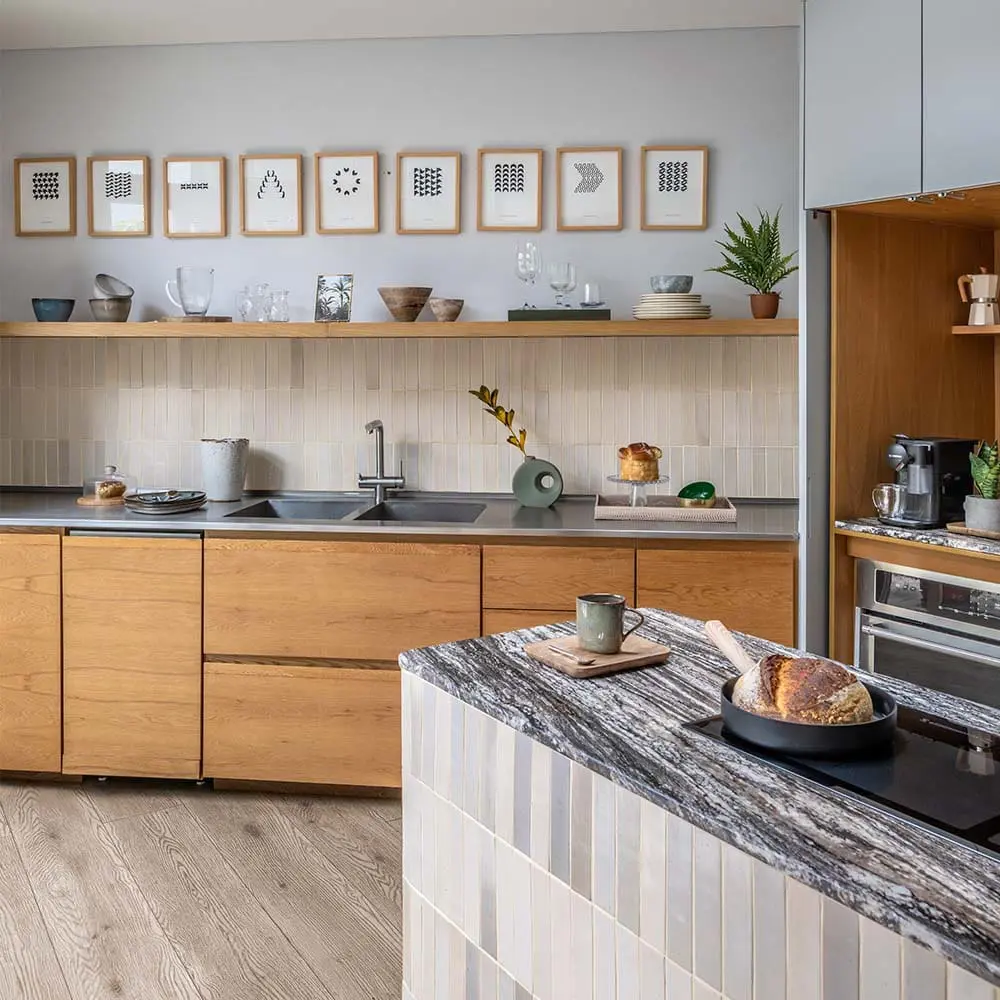 Una cocina abierta y luminosa: estos son los materiales y las texturas que construyen calidez Diseño de cocina