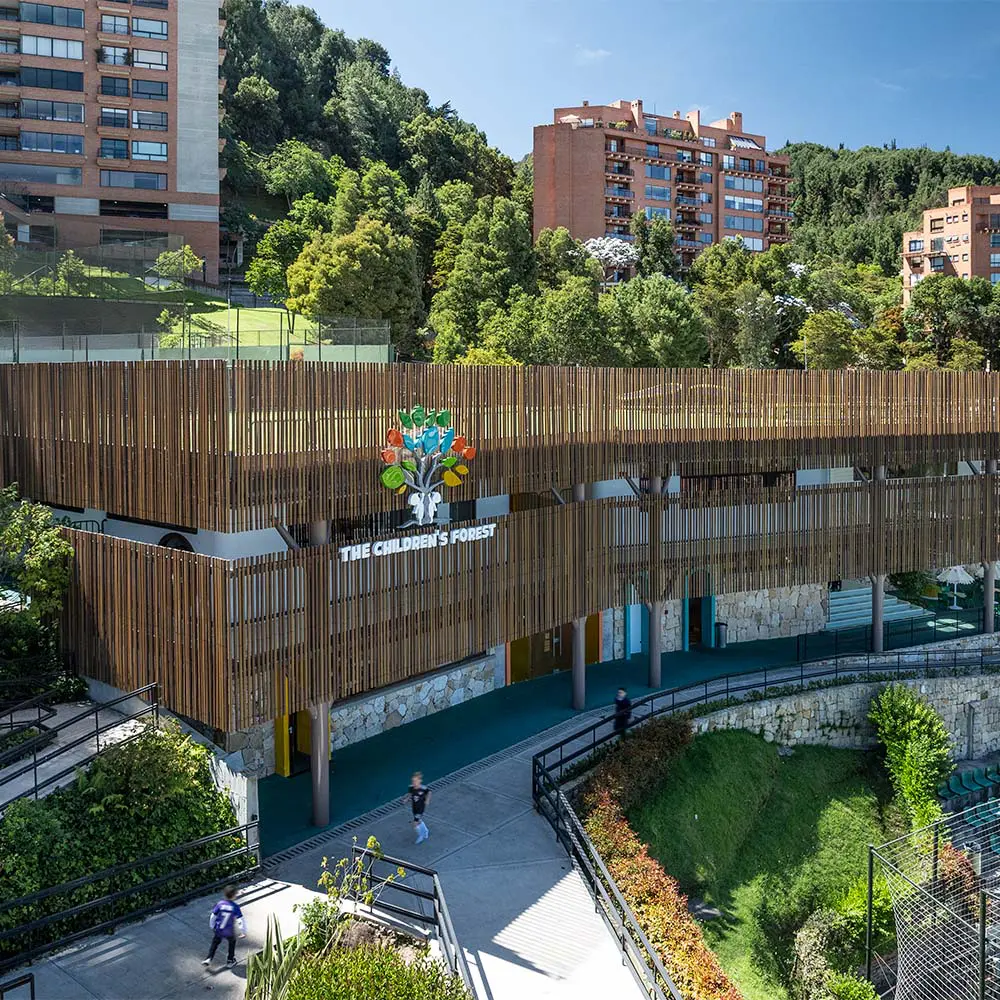 Un bosque para aprender y descubrir: el nuevo edificio del colegio gimnasio los cerros en bogotá