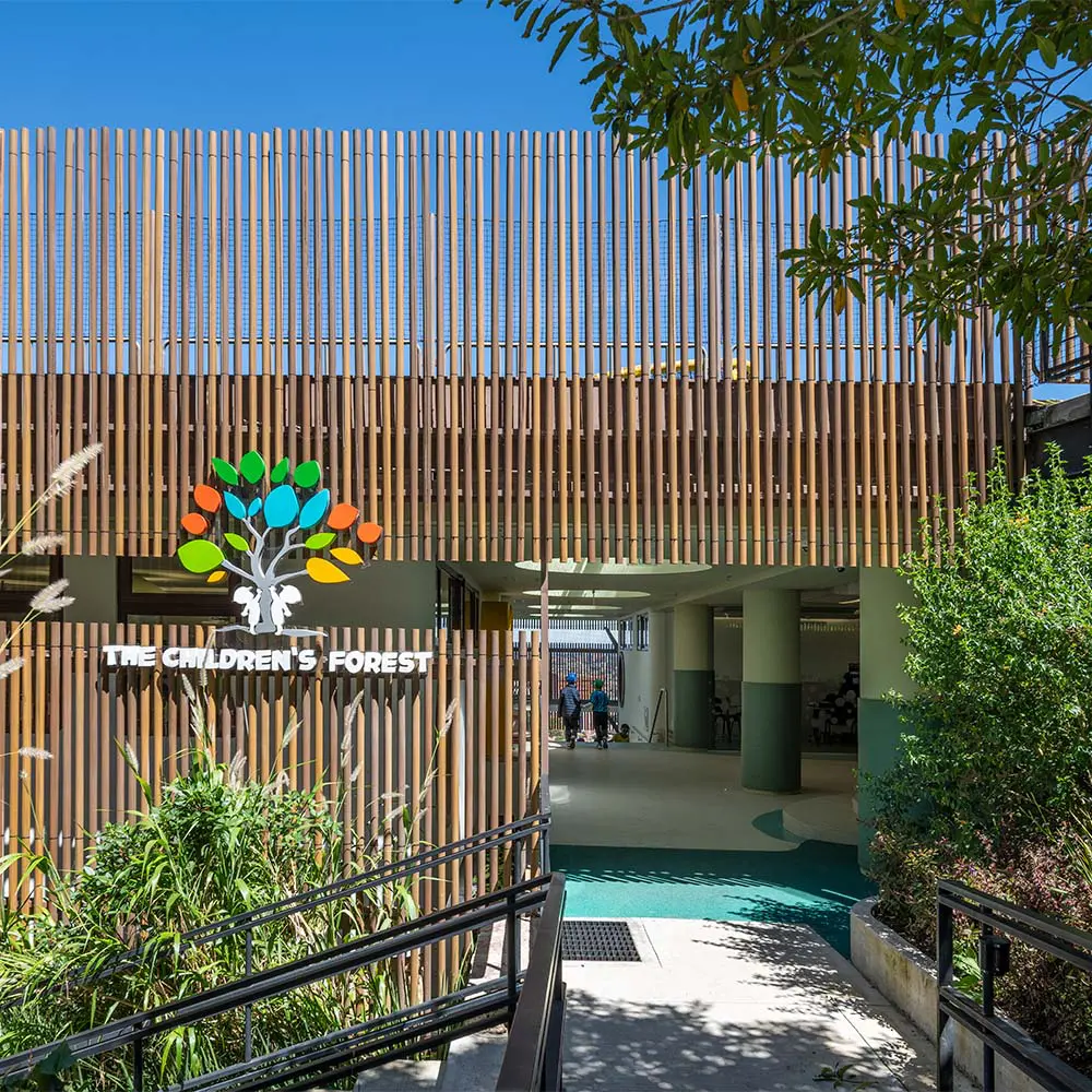 Un bosque para aprender y descubrir: el nuevo edificio del colegio gimnasio los cerros en bogotá