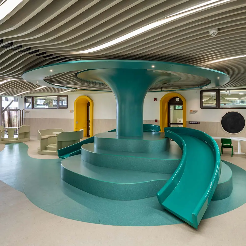 Un bosque para aprender y descubrir: el nuevo edificio del colegio gimnasio los cerros en bogotá