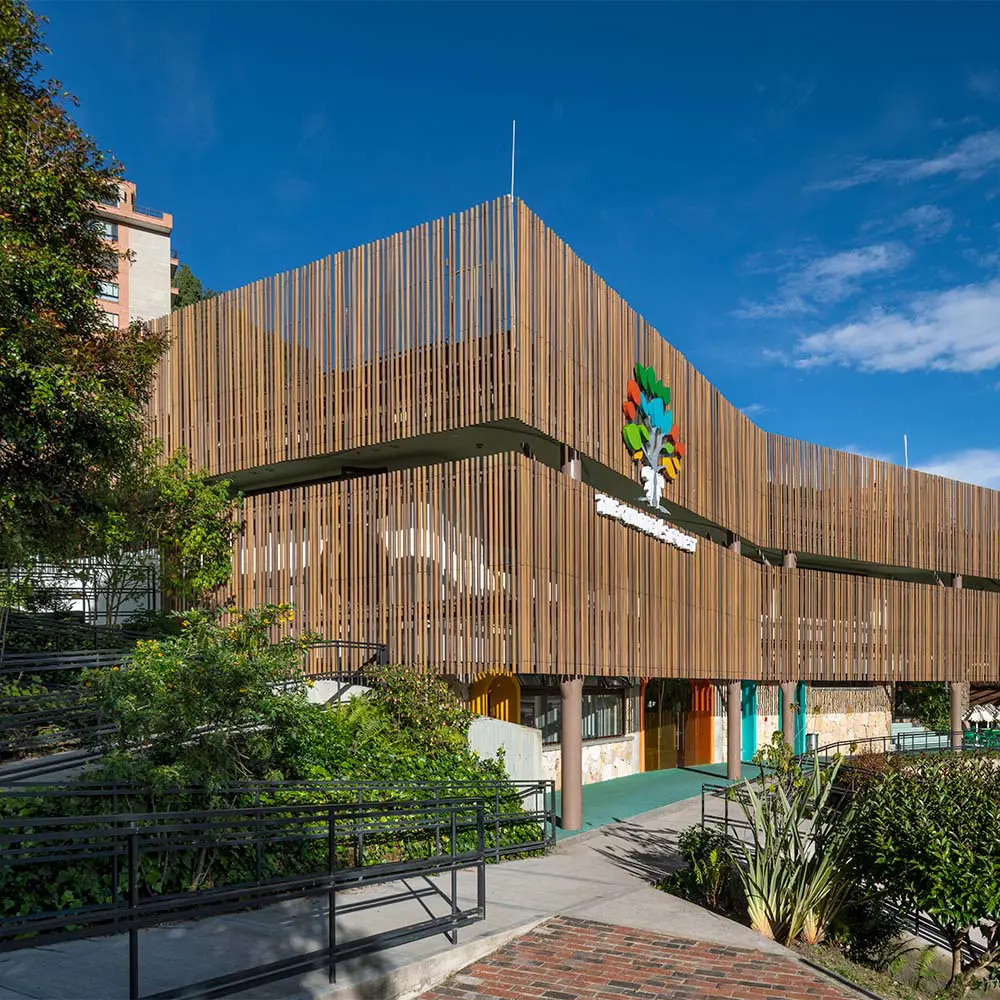 Un bosque para aprender y descubrir: el nuevo edificio del colegio gimnasio los cerros en bogotá