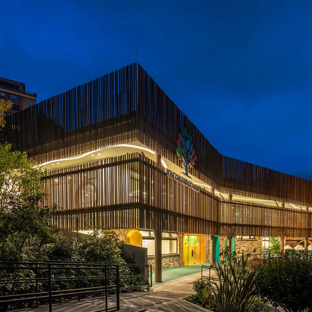 Un bosque para aprender y descubrir: el nuevo edificio del colegio gimnasio los cerros en bogotá