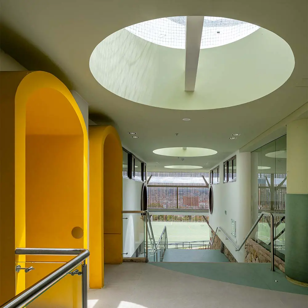 Un bosque para aprender y descubrir: el nuevo edificio del colegio gimnasio los cerros en bogotá