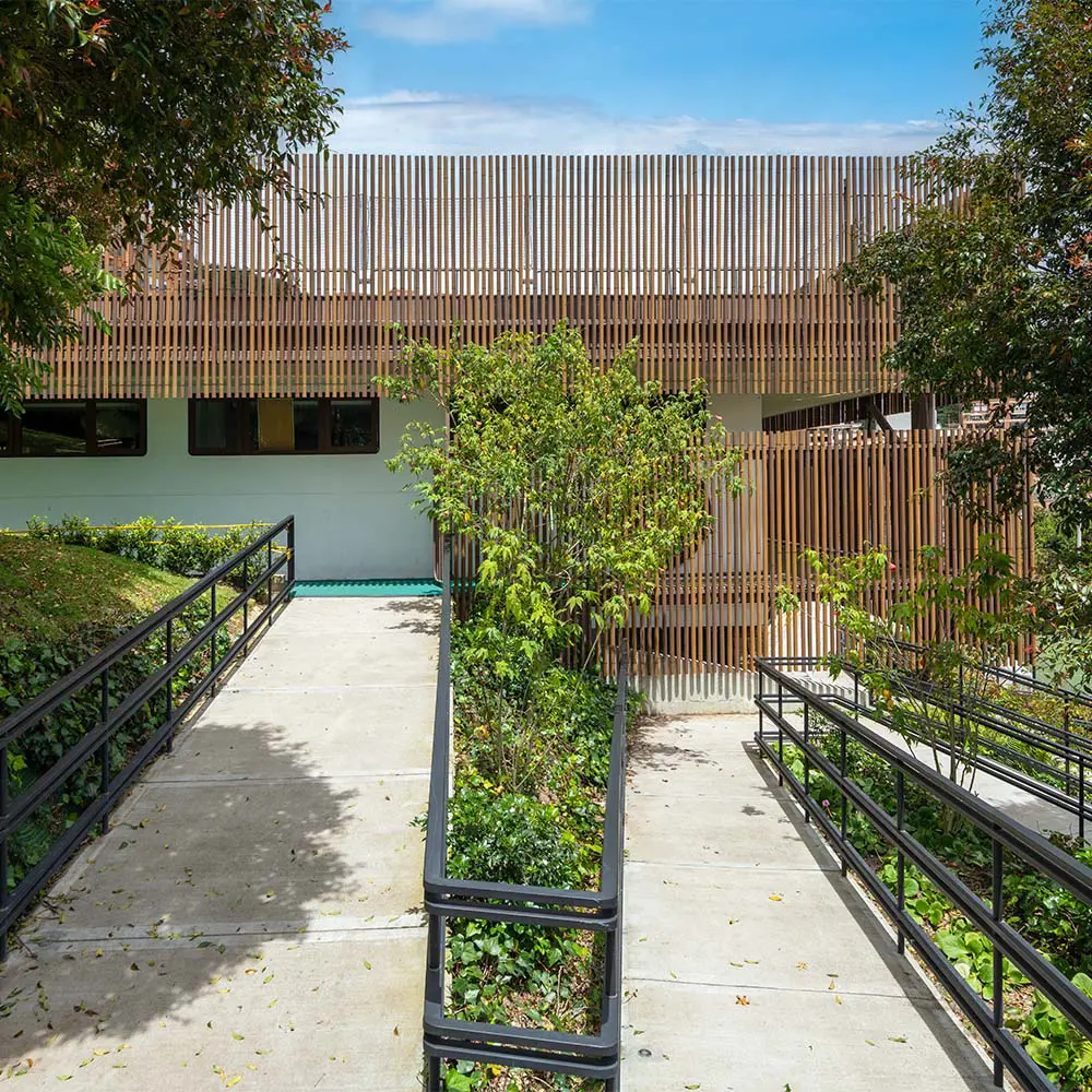 Un bosque para aprender y descubrir: el nuevo edificio del colegio gimnasio los cerros en bogotá