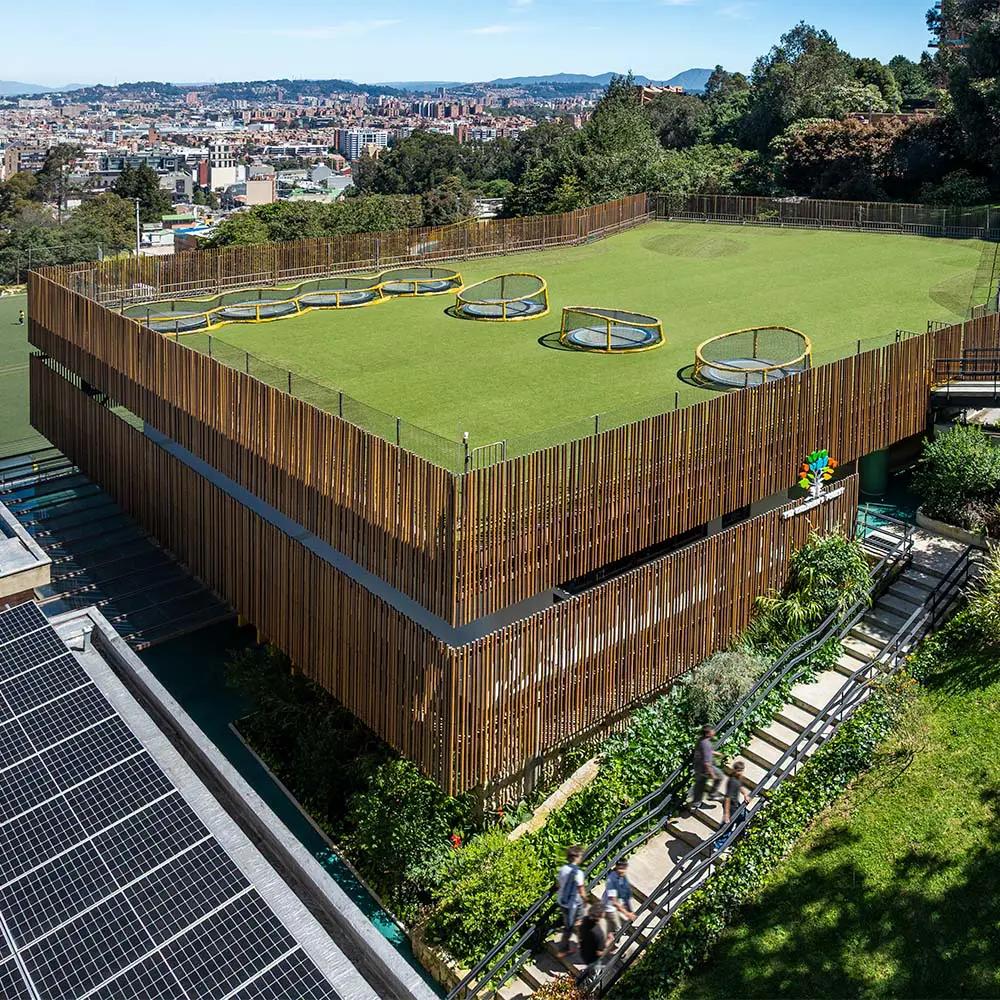 Un bosque para aprender y descubrir: el nuevo edificio del colegio gimnasio los cerros en bogotá