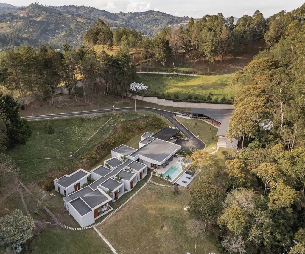 Así es la casa donde el cantante luis alfonso vive su pasión por el campo