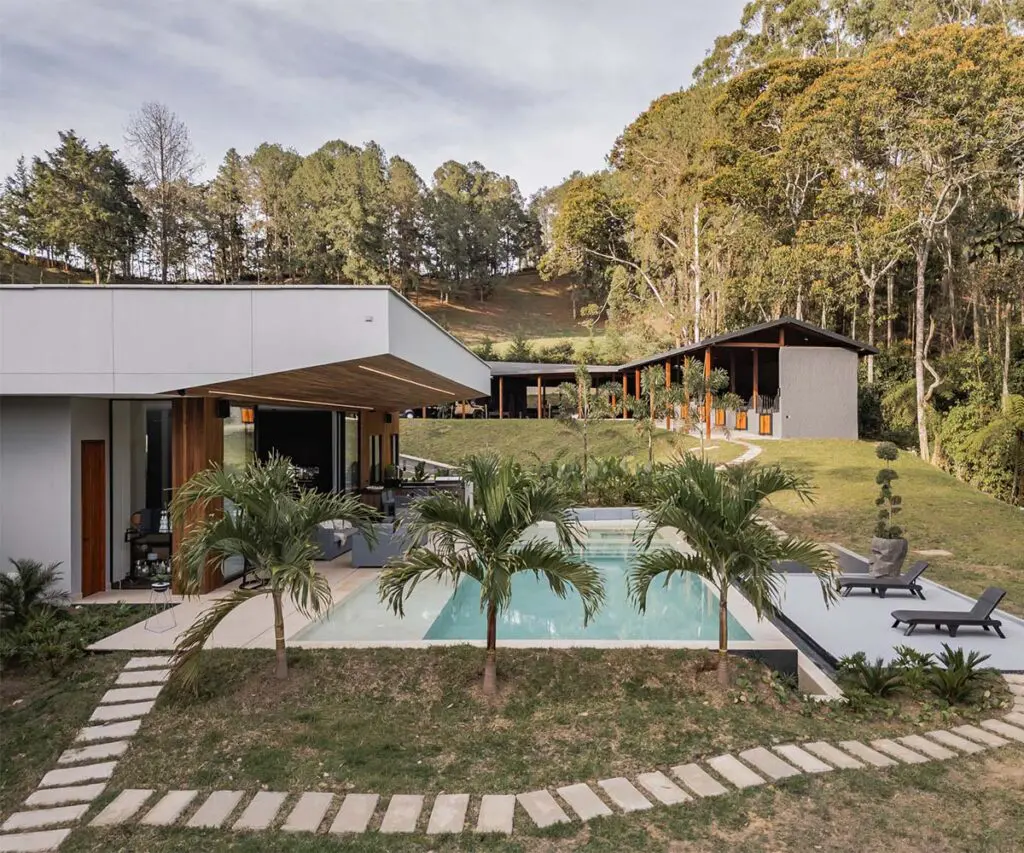 Así es la casa donde el cantante luis alfonso vive su pasión por el campo