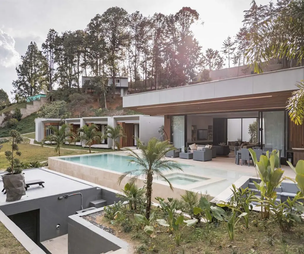 Así es la casa donde el cantante luis alfonso vive su pasión por el campo